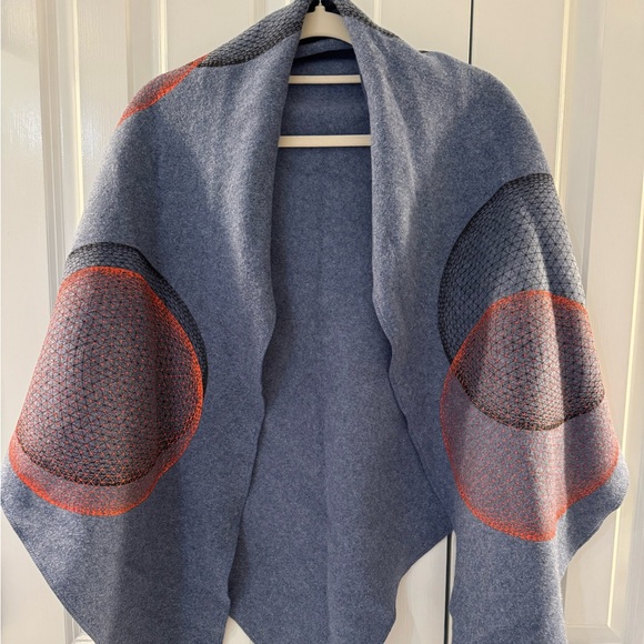 Oversized hand printed fleece triangle scarf - Picture 4 of 8